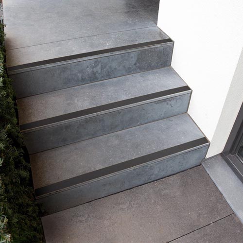 Antislipsticker op trap.jpg